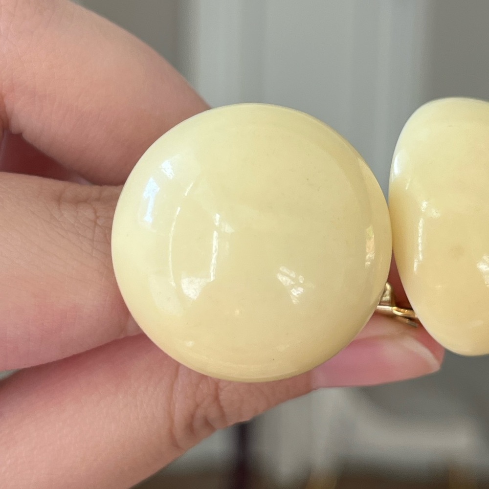 Vintage Christian Dior 1973 Round Cream Yellow Pour Glass Cabochon Clip Earrings - Picture 2 of 7
